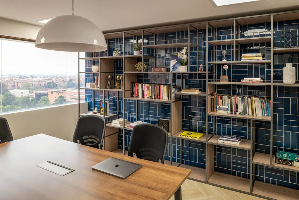 La arquitectura de estas oficinas en bogotá está inspirada en los cafés tipo starbucks  