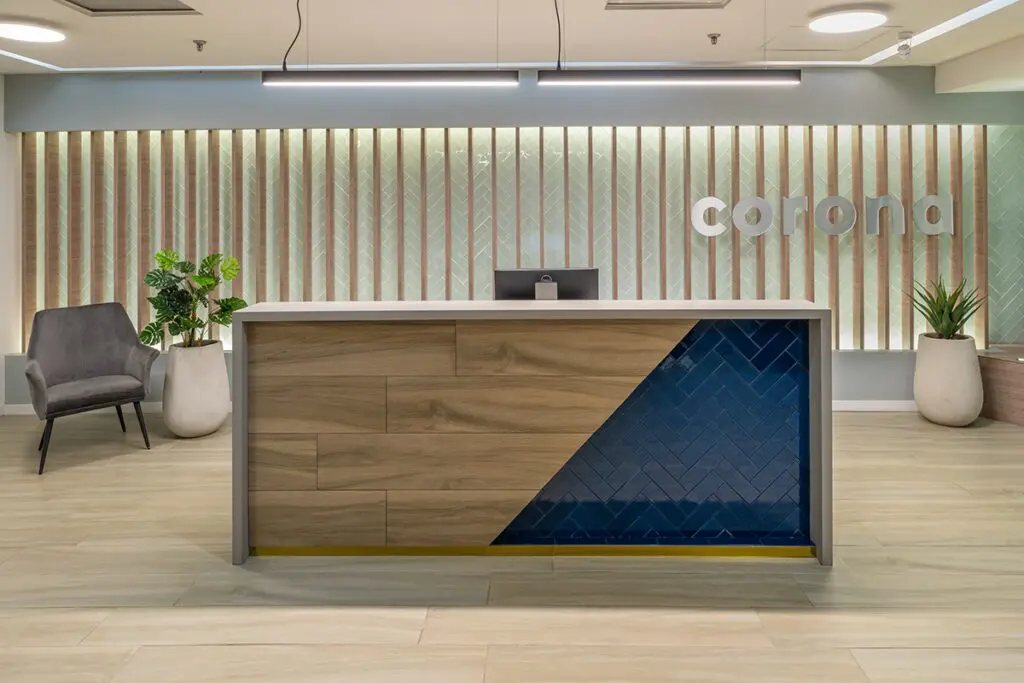 La arquitectura de estas oficinas en bogotá está inspirada en los cafés tipo starbucks  