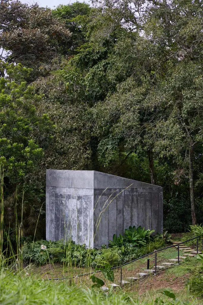 Estas oficinas son una serie de volúmenes inmersos en la naturaleza Estas oficinas son una serie de volúmenes inmersos en la naturaleza