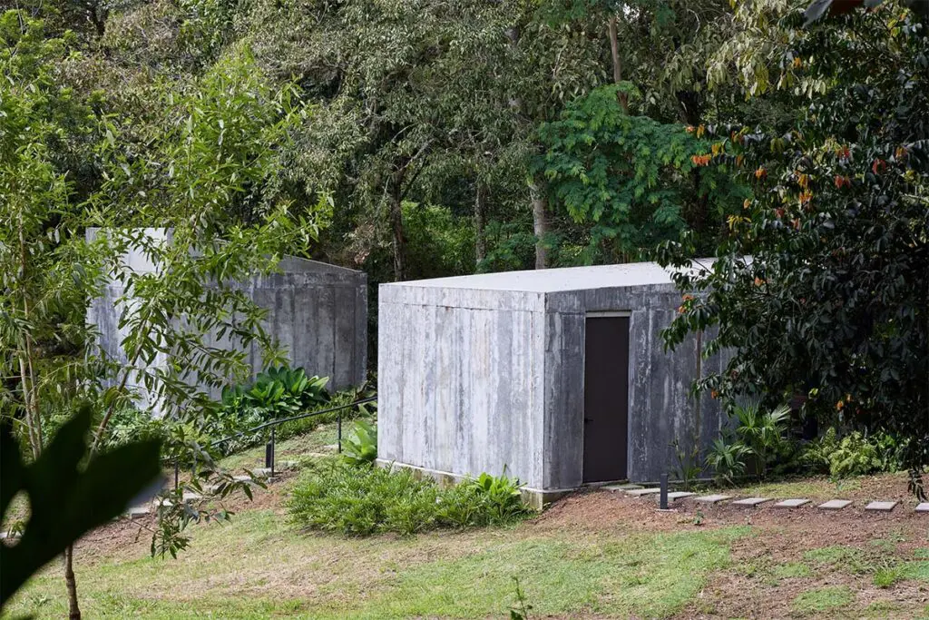 Estas oficinas son una serie de volúmenes inmersos en la naturaleza Estas oficinas son una serie de volúmenes inmersos en la naturaleza