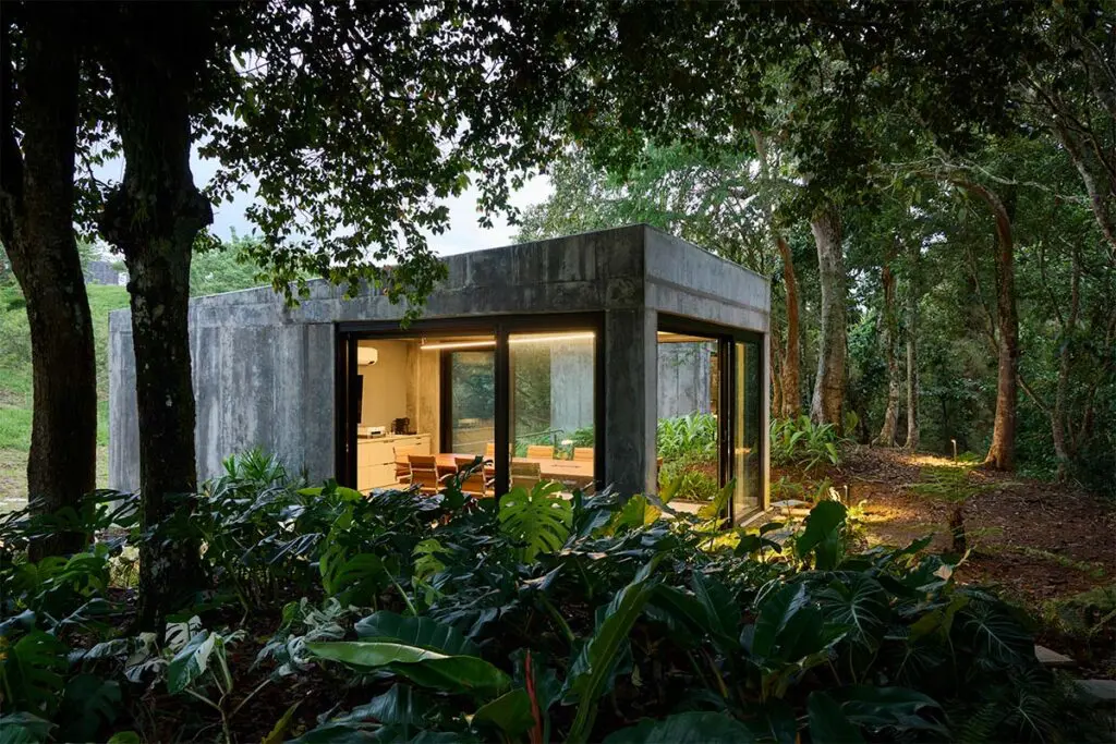 Estas oficinas son una serie de volúmenes inmersos en la naturaleza Estas oficinas son una serie de volúmenes inmersos en la naturaleza