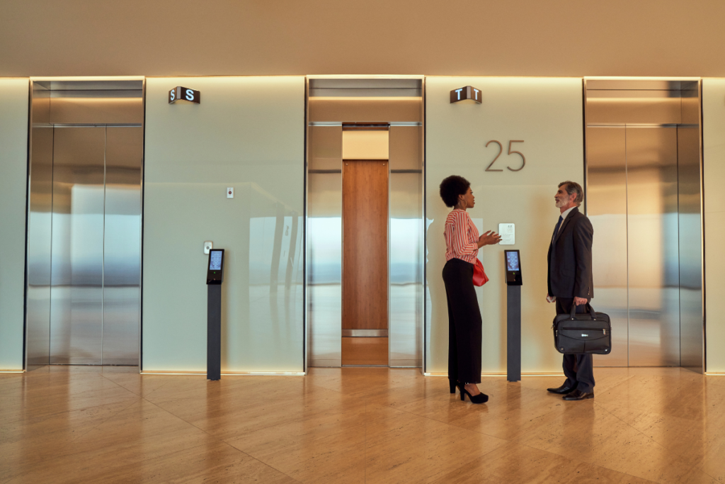 Lo 33 ascensores de la torre atrio