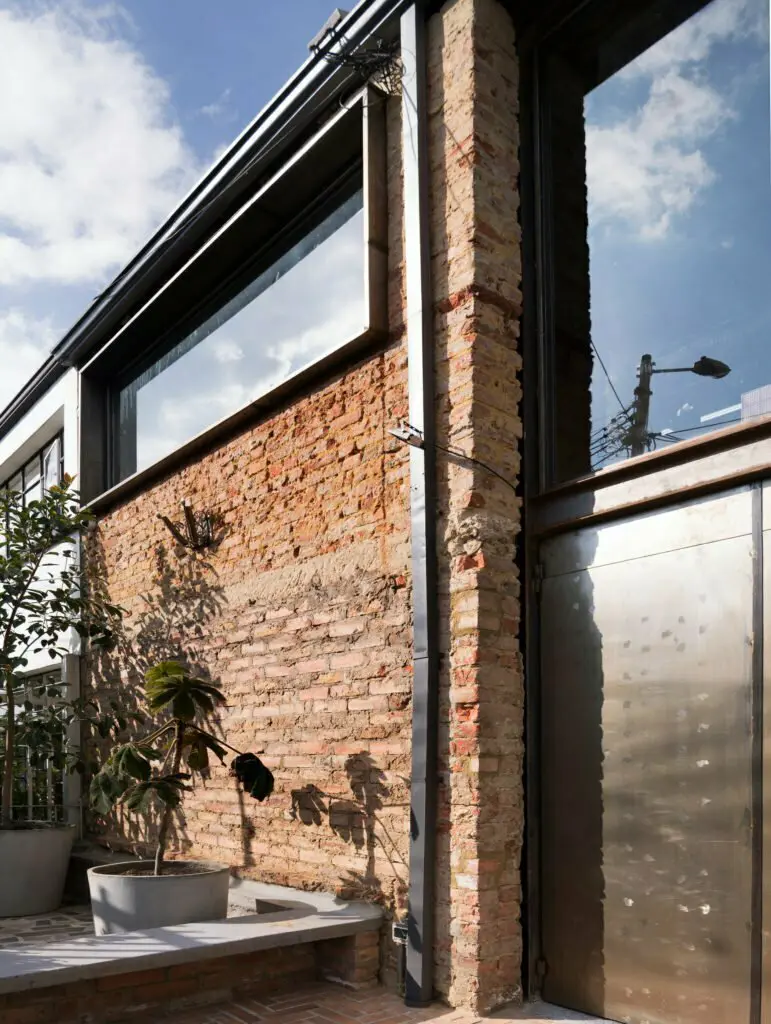 La intervención de una casa ubicada en el barrio san felipe a cargo de yemail arquitectura