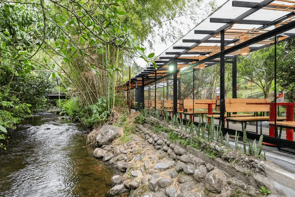 Arquitectura y gastronomía en conexión con la naturaleza cafetera Arquitectura restaurante porkos por la firma forma