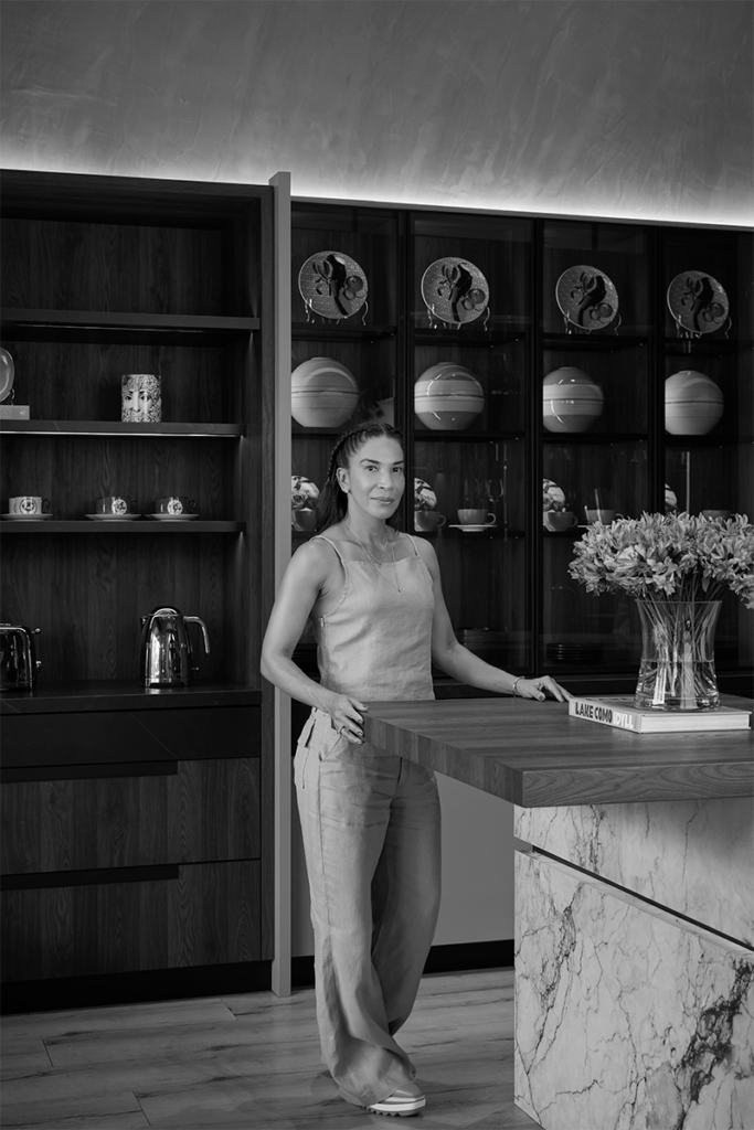 La geometría de formas sencillas y el uso de pocos materiales componen esta cocina La geometría de formas sencillas y el uso de pocos materiales componen esta cocina