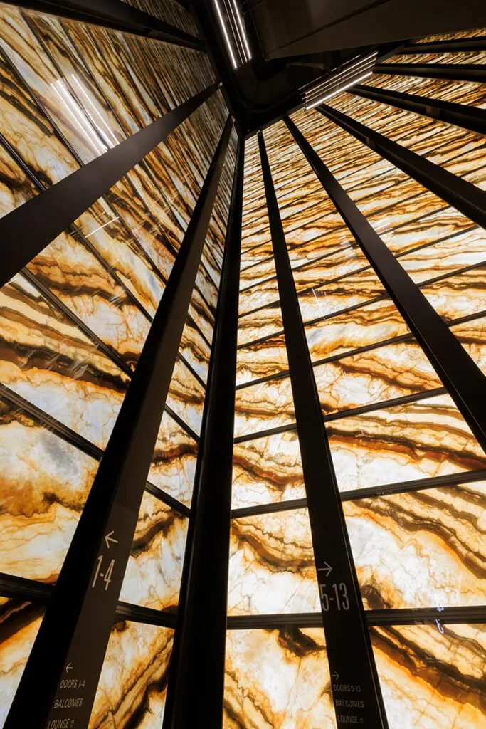 El encanto de perelman performing arts center es su materialidad: piedra translúcida