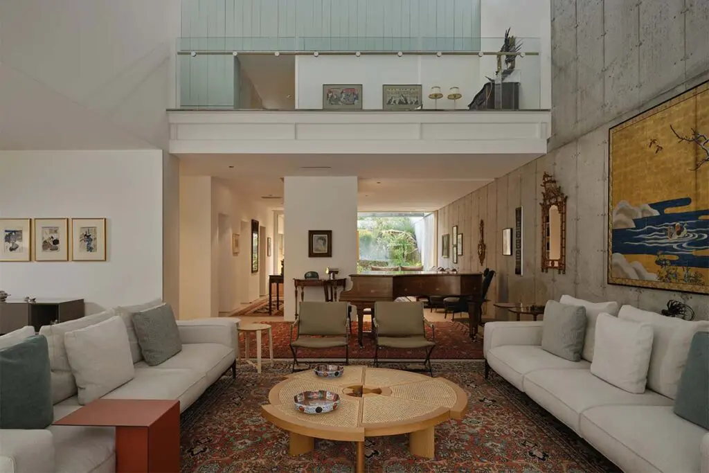 Este baño se divide en dos espacios que dialogan de forma independiente