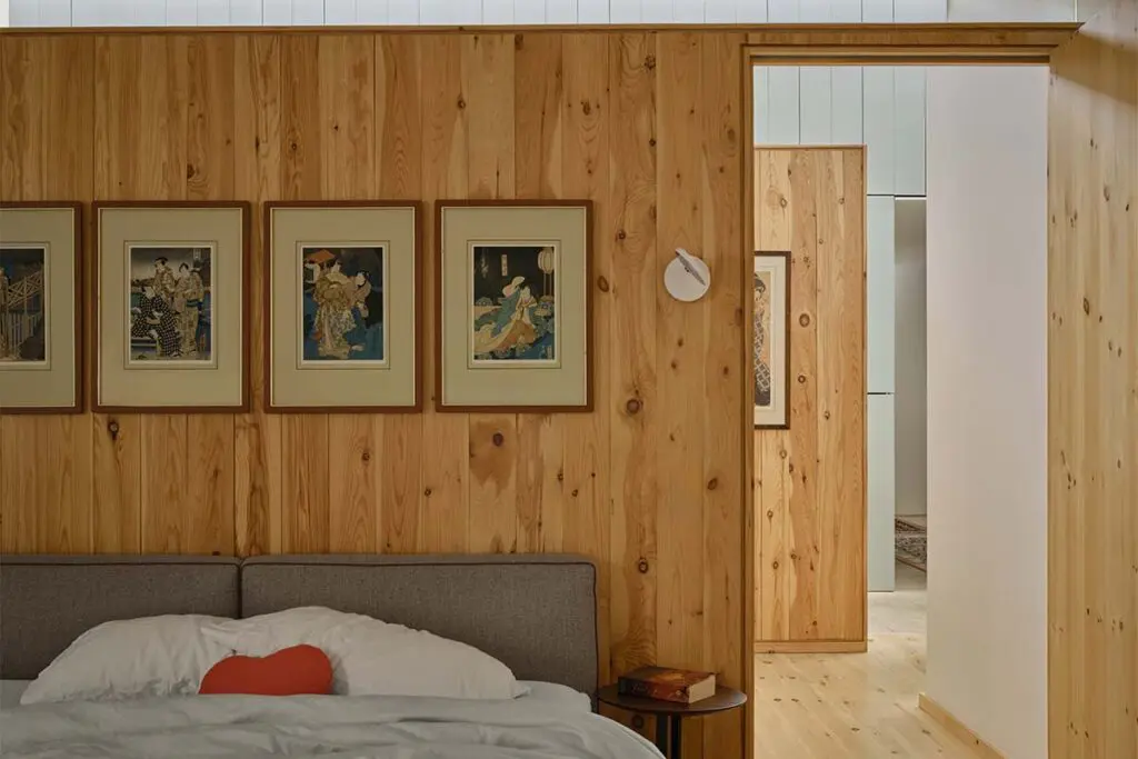 Este baño se divide en dos espacios que dialogan de forma independiente