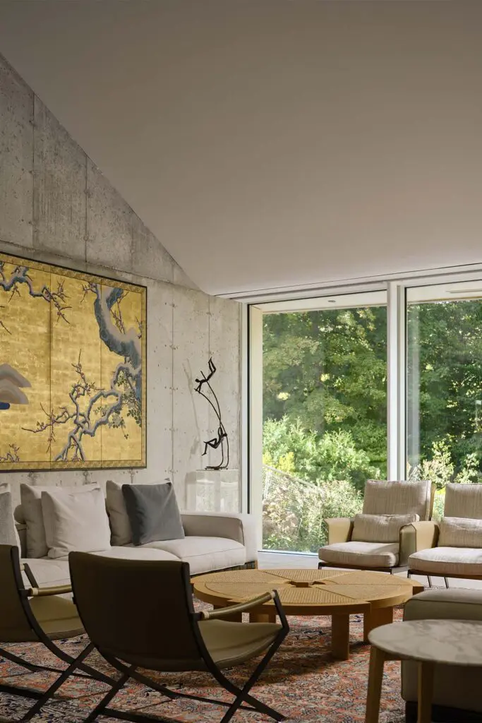 Una casa construida para el futuro: resistente al clima y rodeada de bosque