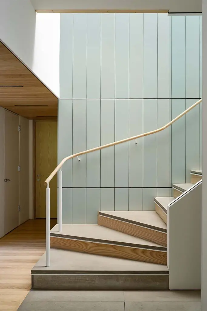 Una casa construida para el futuro: resistente al clima y rodeada de bosque