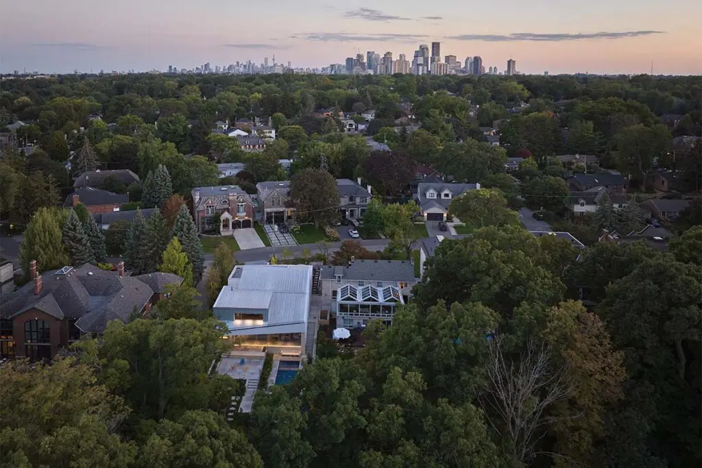 Una casa construida para el futuro: resistente al clima y rodeada de bosque