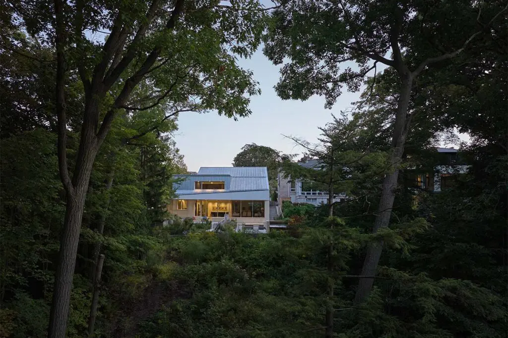 Una casa construida para el futuro: resistente al clima y rodeada de bosque