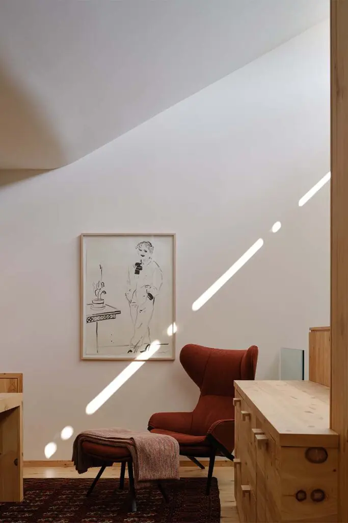 Una casa construida para el futuro: resistente al clima y rodeada de bosque