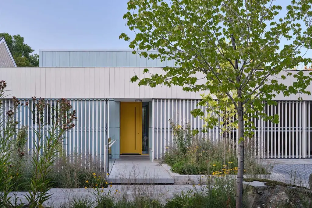 Una casa construida para el futuro: resistente al clima y rodeada de bosque