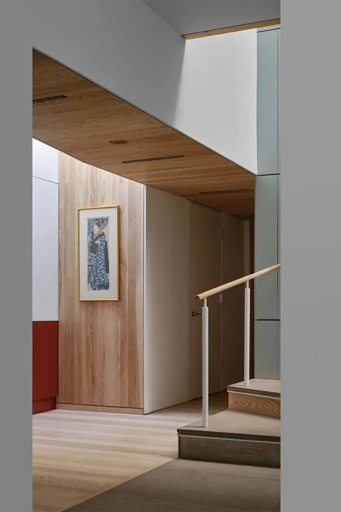 Una casa construida para el futuro: resistente al clima y rodeada de bosque