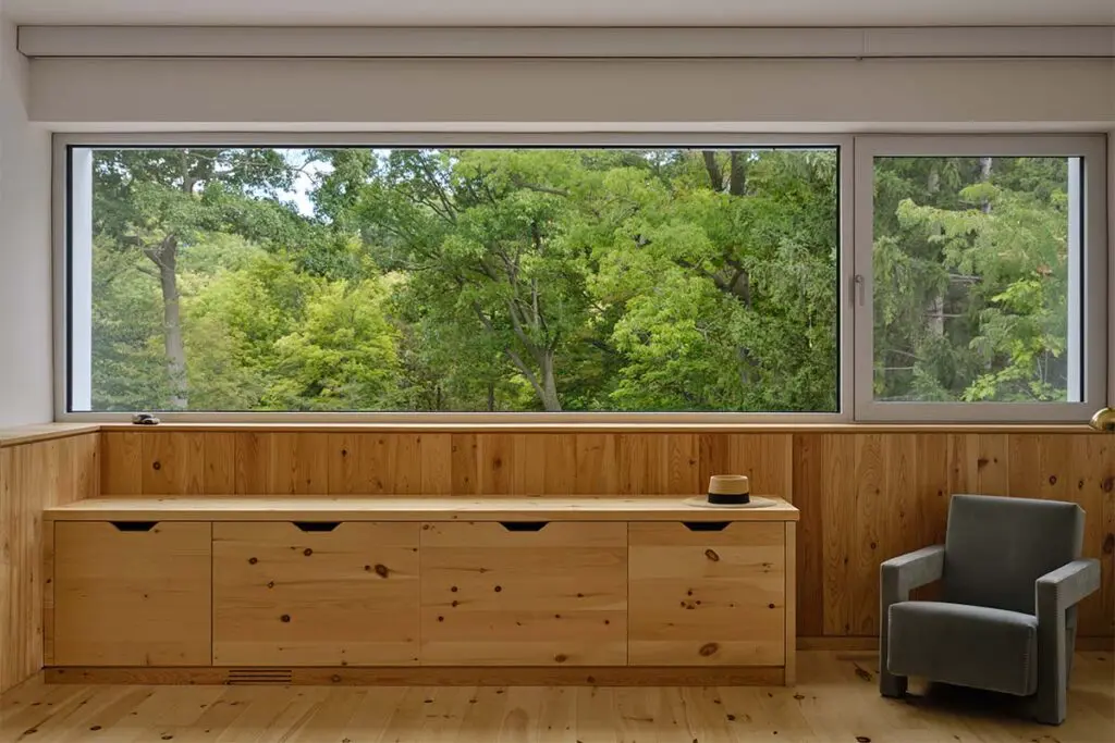 Una casa construida para el futuro: resistente al clima y rodeada de bosque