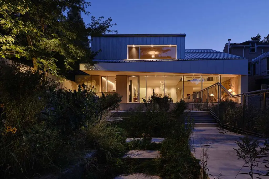 Una casa construida para el futuro: resistente al clima y rodeada de bosque