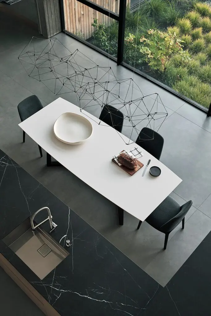 Una casa moderna que establece un diálogo especial con su entorno