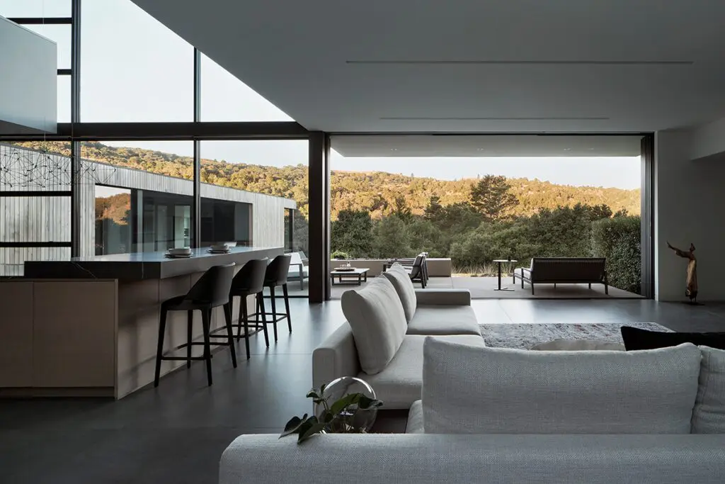 Una casa moderna que establece un diálogo especial con su entorno