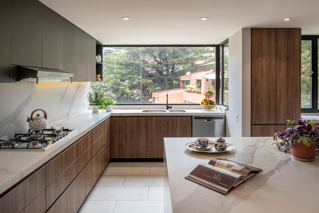 Un apartamento en bogotá remodelado con una estética sostenible
