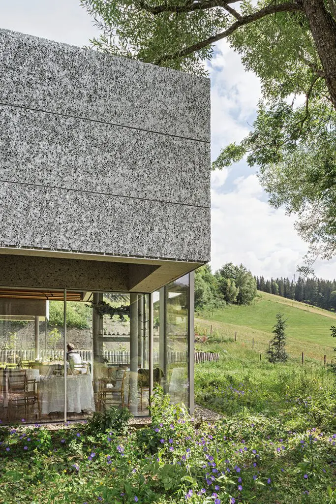Un restaurante particular en austria que es un invernadero y un moderno mirador