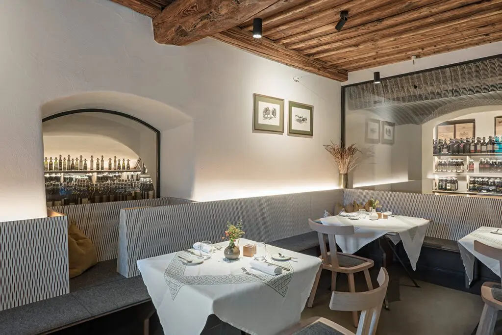 Un restaurante particular en austria que es un invernadero y un moderno mirador