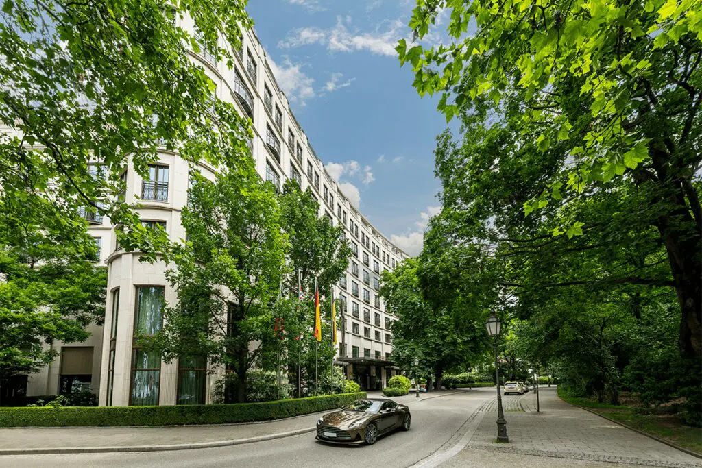 Este hotel es un oasis biofílico inspirado en los jardines botánicos de múnich, alemania Este hotel es un oasis biofílico inspirado en los jardines botánicos de múnich, alemania