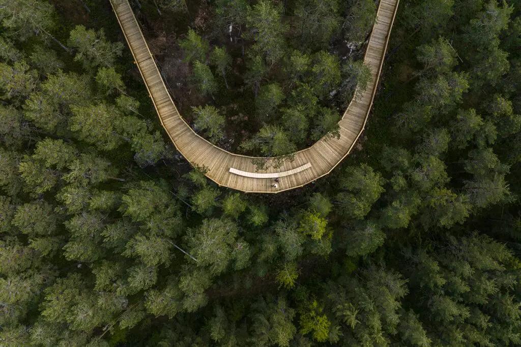Sobre una montaña de noruega un diseño arquitectónico en armonía con la naturaleza