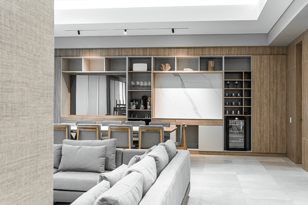 La síntesis de materiales constituye la riqueza e identidad de la remodelación de esta obra La síntesis de materiales constituye la riqueza e identidad de la remodelación de esta obra
