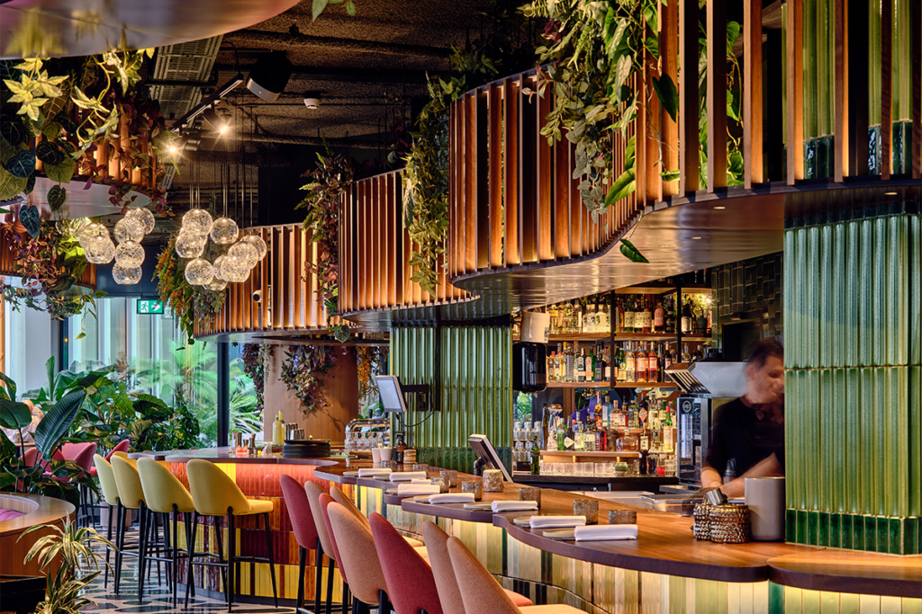 El diseño de este restaurante en ámsterdam es un oasis en el cielo