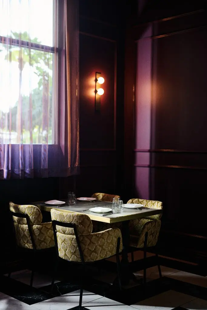 El diseño de un restaurante en estados unidos con un estilo maximalista y ‘art déco’