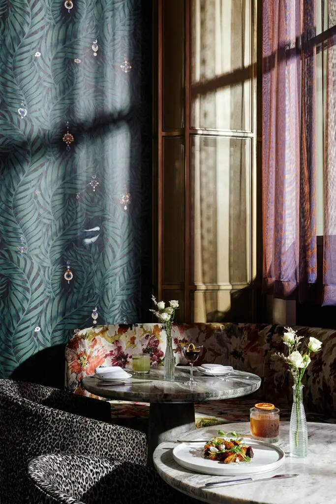 El diseño de un restaurante en estados unidos con un estilo maximalista y ‘art déco’