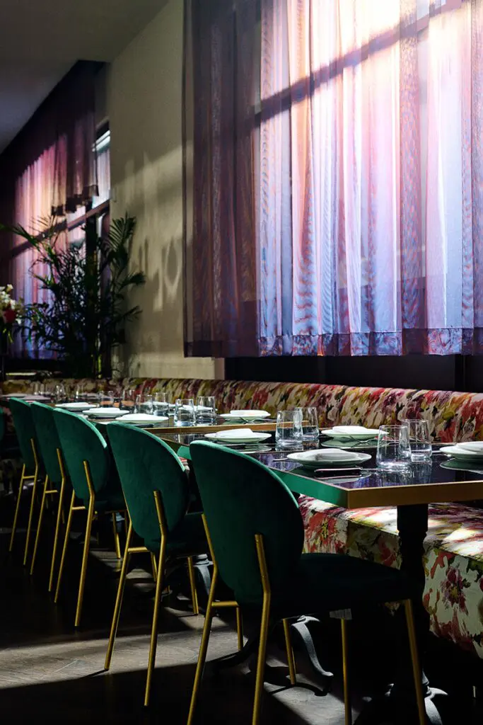 El diseño de un restaurante en estados unidos con un estilo maximalista y ‘art déco’