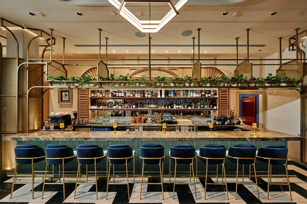 El diseño de un restaurante en estados unidos con un estilo maximalista y ‘art déco’