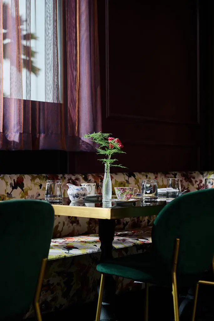 El diseño de un restaurante en estados unidos con un estilo maximalista y ‘art déco’