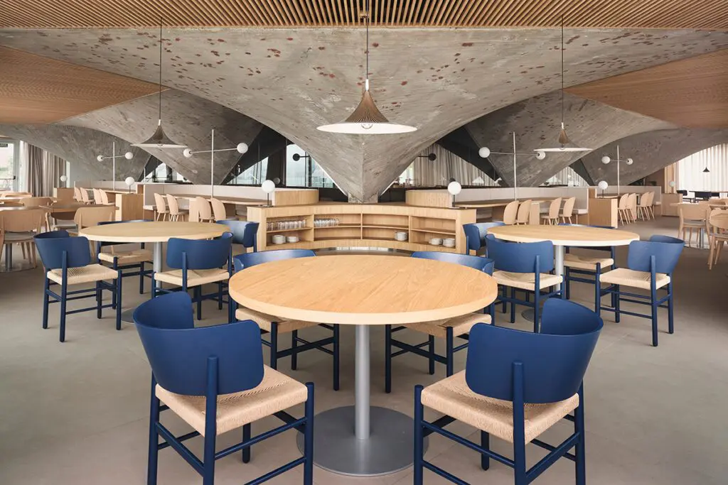 Una estructura de hormigón que alberga un restaurante con vistas al mar en españa