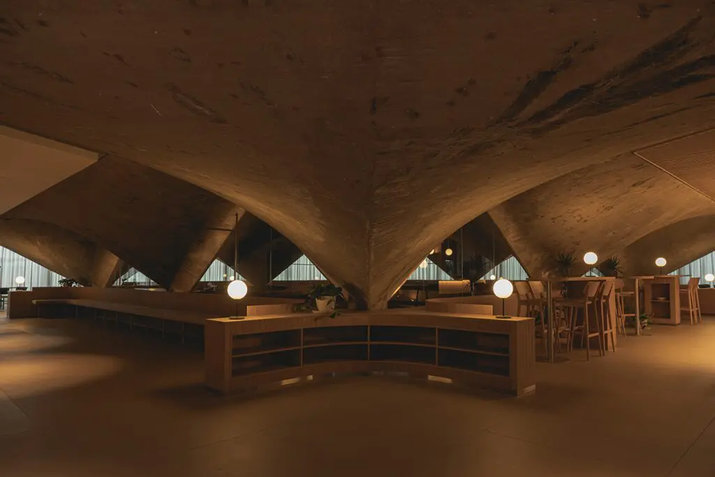 Una estructura de hormigón que alberga un restaurante con vistas al mar en españa