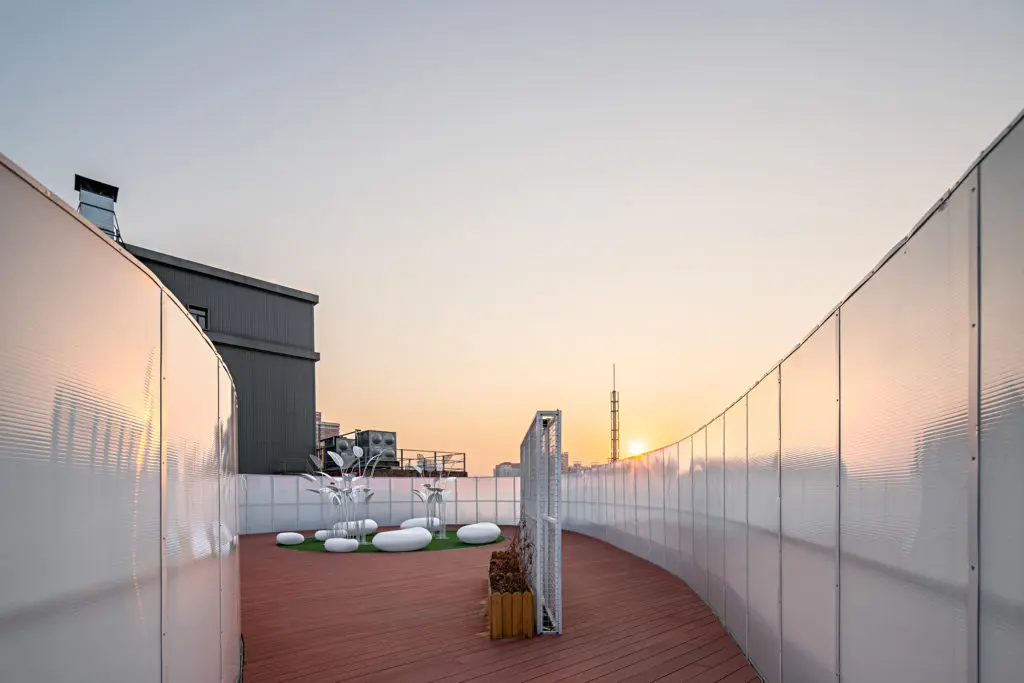 La transformación de una antigua fábrica de china en una oficina rodeada de un jardín