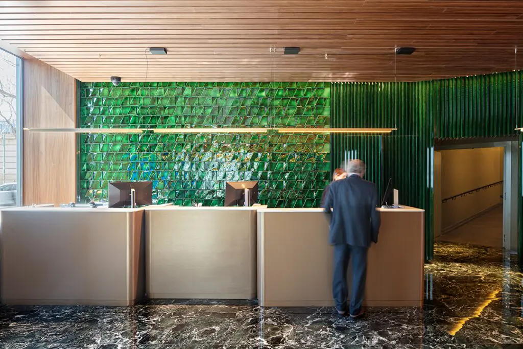 Este restaurante en barcelona tiene un diseño privilegiado, mediterráneo y natural