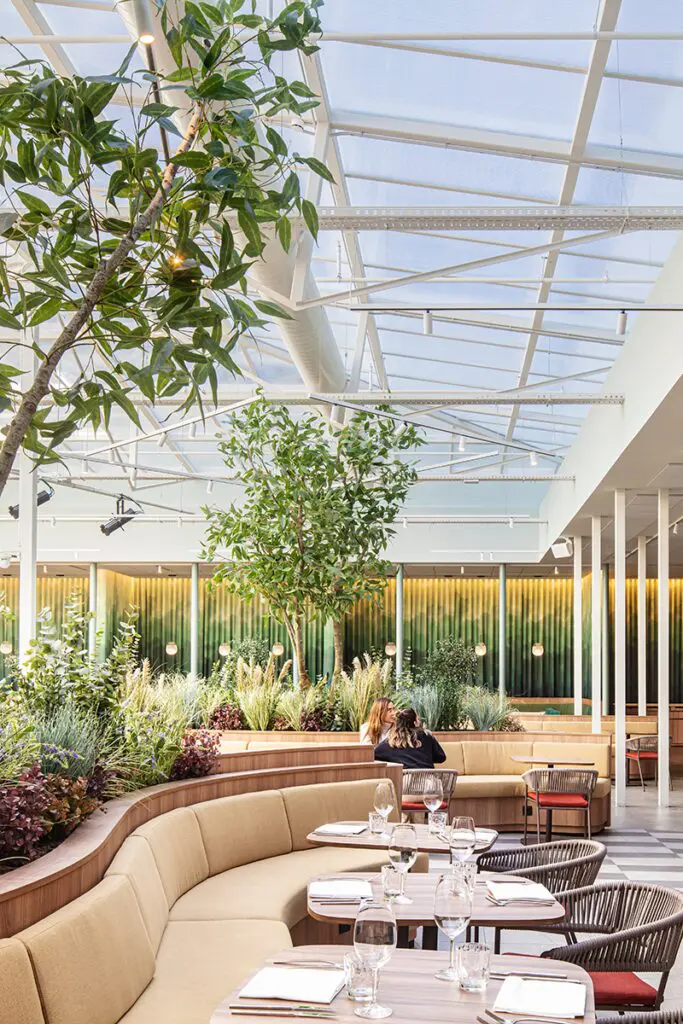 Este restaurante en barcelona tiene un diseño privilegiado, mediterráneo y natural