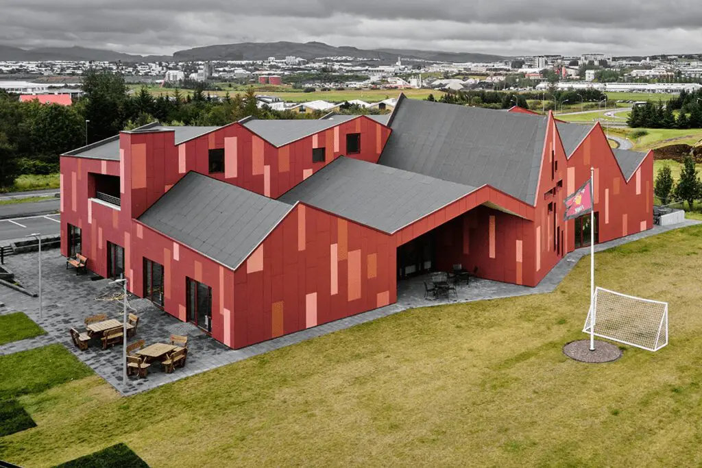 La curiosa arquitectura de un centro comunitario en islandia