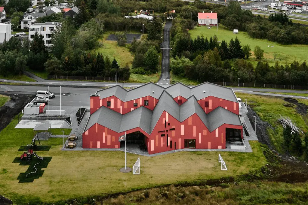 La curiosa arquitectura de un centro comunitario en islandia
