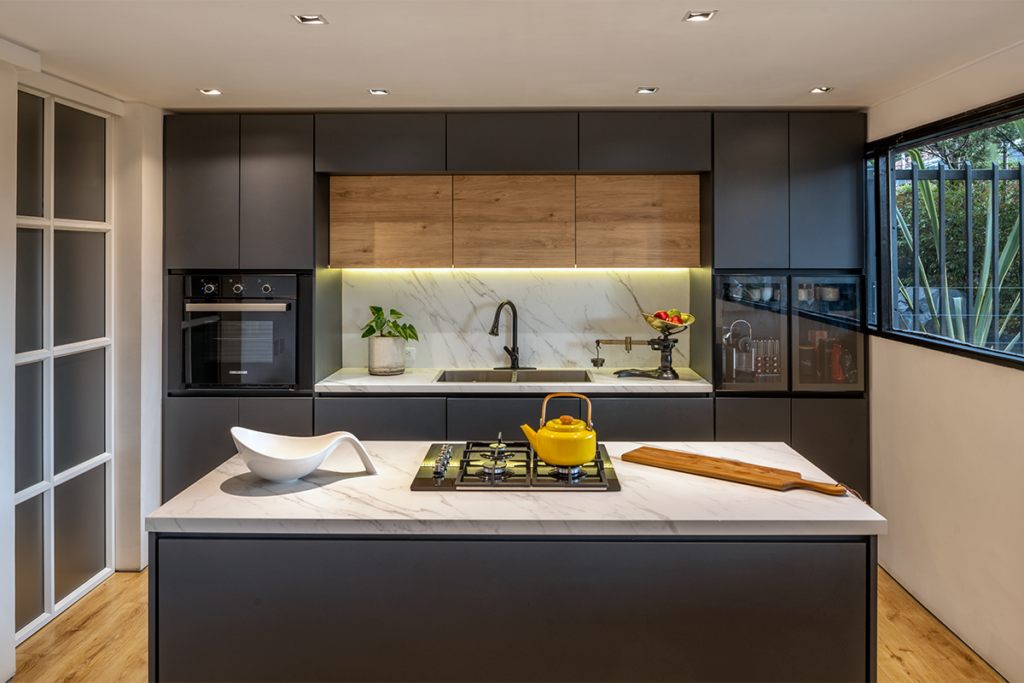 Cocina y biblioteca gastronómica: el eje central de la renovación de este apartamento