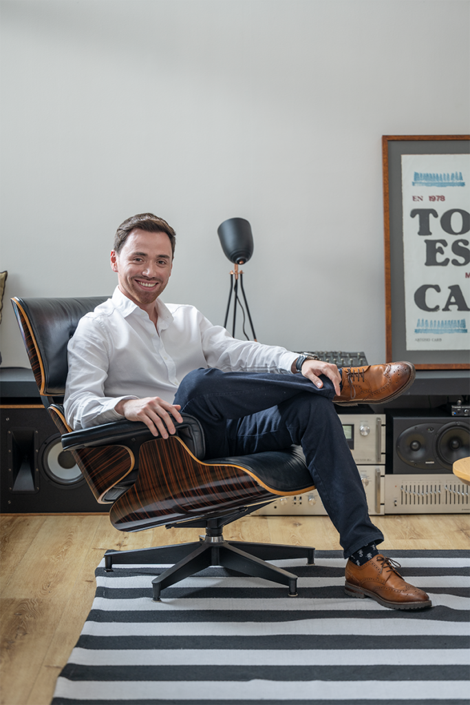 Cocina y biblioteca gastronómica: el eje central de la renovación de este apartamento