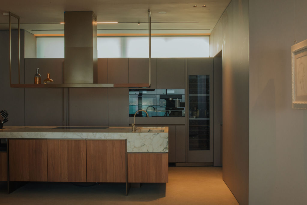 Independencia con estilo: el diseño de una cocina que mantiene la vista al mar intacta