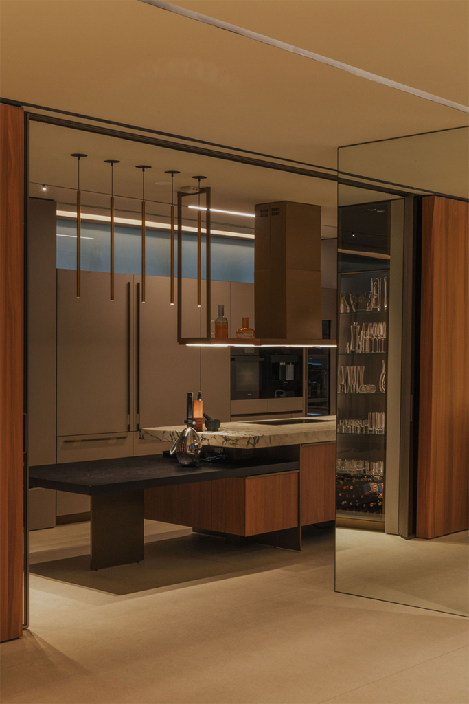 Independencia con estilo: el diseño de una cocina que mantiene la vista al mar intacta