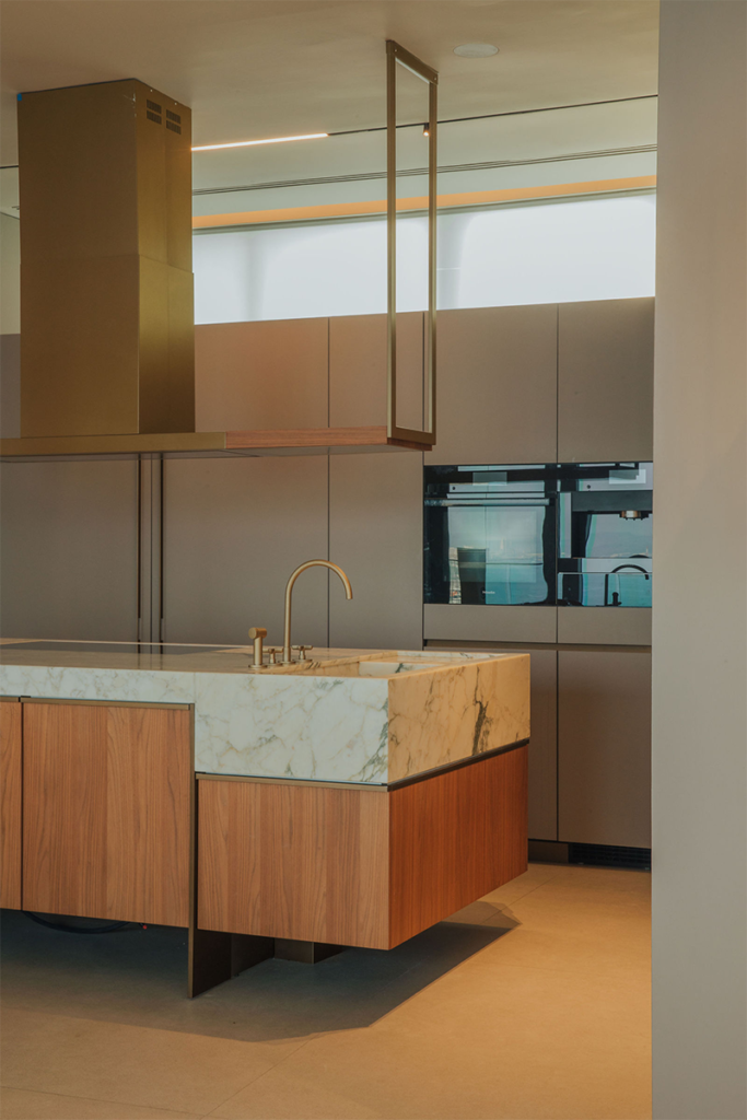 Independencia con estilo: el diseño de una cocina que mantiene la vista al mar intacta