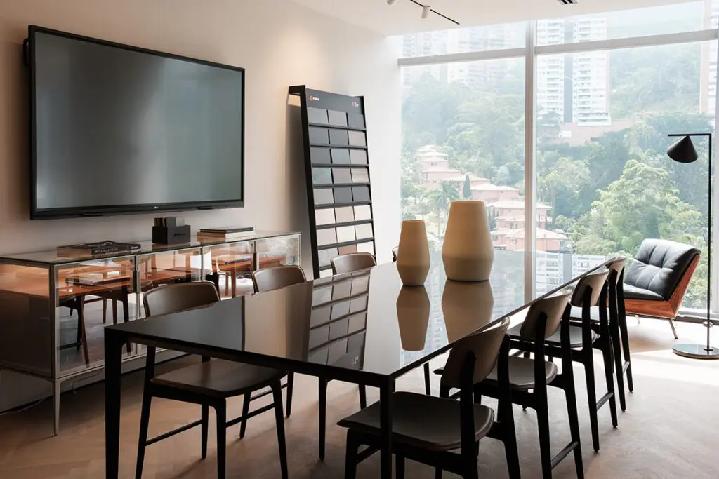 El túnel entrada showroom de schaller en medellín