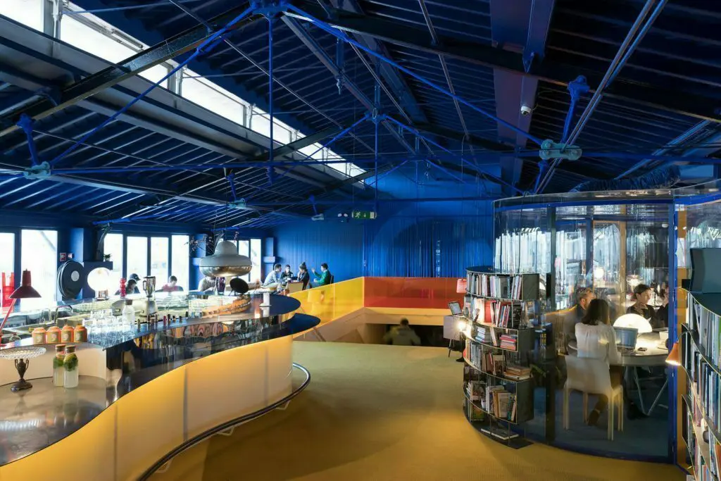 Una oficina creativa con más de 1. 000 plantas y árboles en su interior