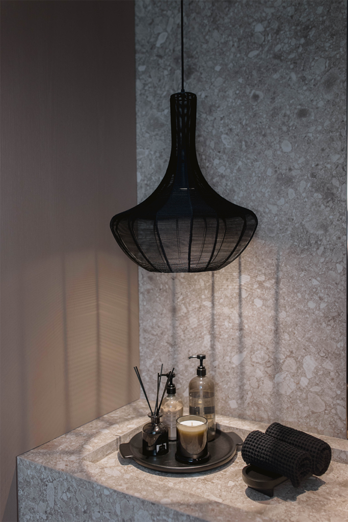 Lámparas tubulares de mesa y piso inspiradas en la ligereza de elementos como el bambú